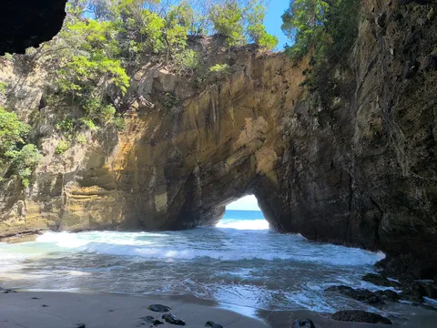岩のアーチと青い海