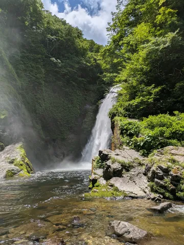緑深き、滝壺の囁き