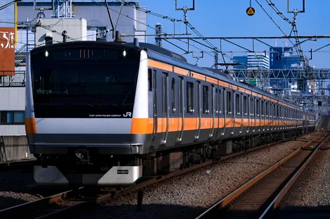 オレンジラインが映える鉄道風景