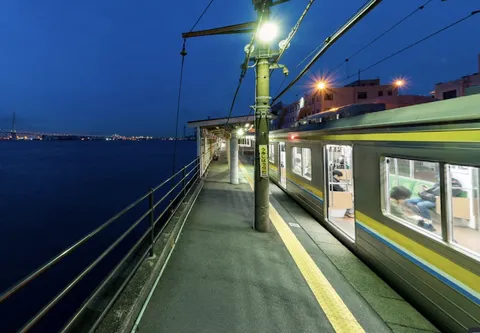 水辺に佇む夜の駅と列車