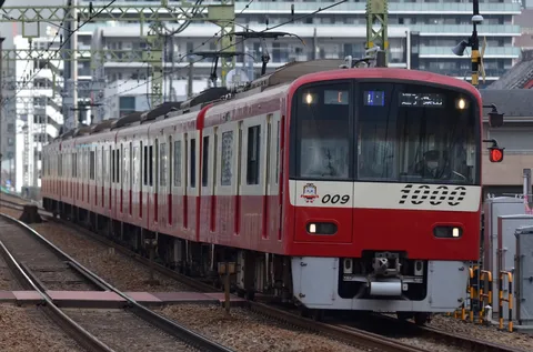 線路を駆ける赤と白の静寂