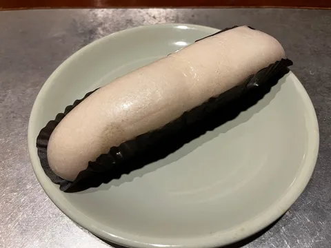 お皿に乗った一本のパン？