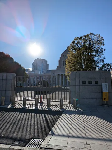 真夏の国会議事堂、日差しと影のコントラスト