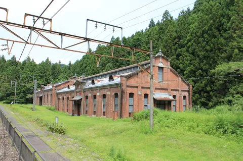 赤煉瓦の静かな廃駅風景