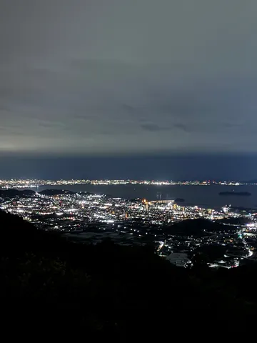 街と夜景のコントラスト