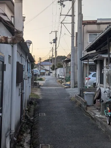 夕暮れ時の裏道