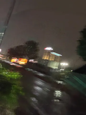 雨粒越しの都会の灯り