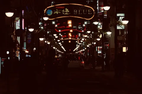 ネオンがきらめく夜の路地裏