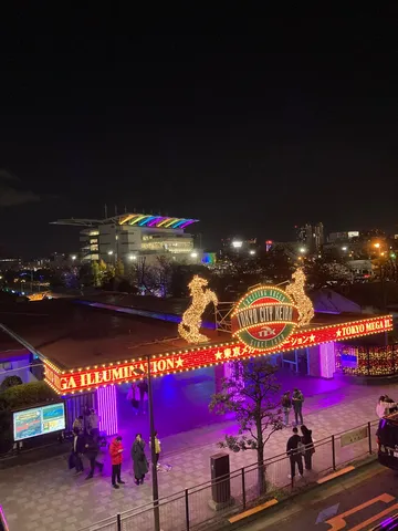 きらめく夜のイルミネーションゲート