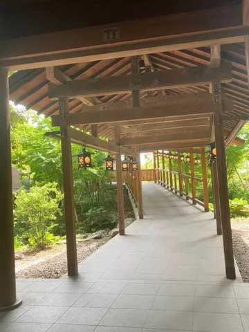 木漏れ日と和の趣、静寂の小道