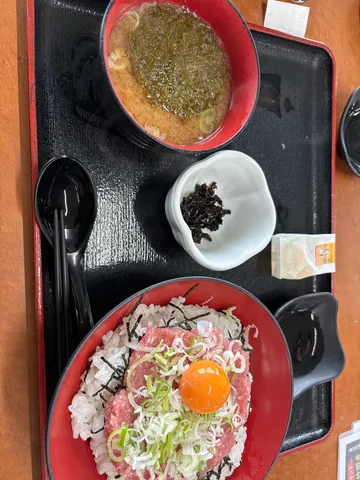 まぐろと卵黄の鮮やか丼