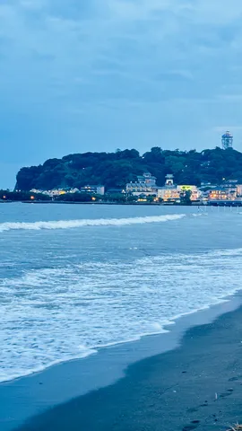 夕暮れの海岸線、灯台の灯り