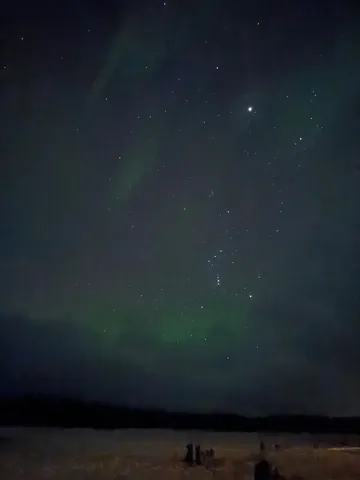 北の夜空と水辺の静寂