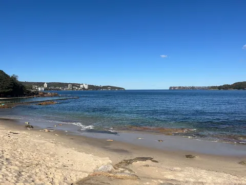 穏やかな海辺に佇むレトロなプール