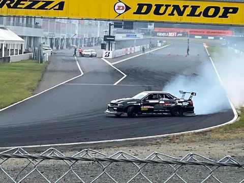 煙を切る黒いマシン