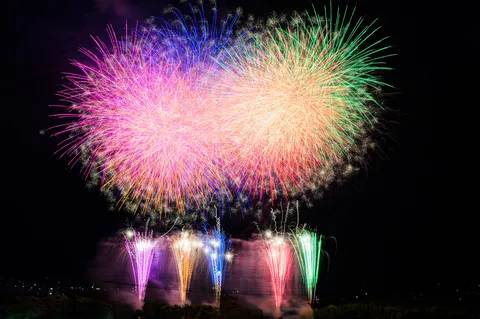 夜空を彩る光の宴