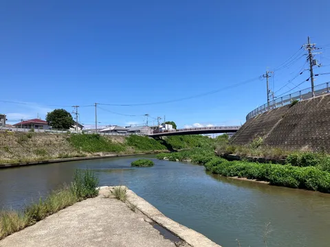 静かな川面と青い空、夏の風景