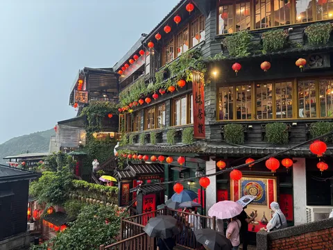 雨に灯る提灯の回廊