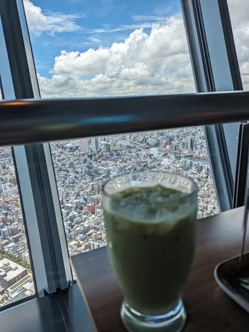 絶景を望む窓辺の一杯