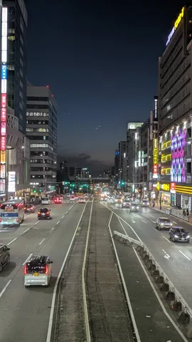 都会の夜景、流れる光の川