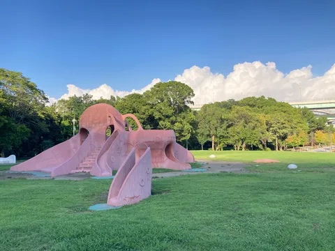 タコ公園、雲と青空のコントラスト
