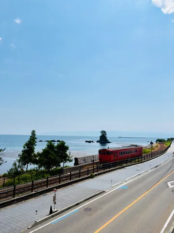 海辺を走る赤い列車、ノスタルジー薫る風景