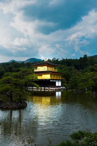 黄金の塔と静かな水面