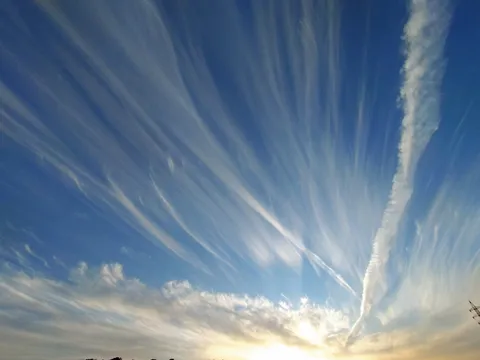 空を彩る一条の軌跡