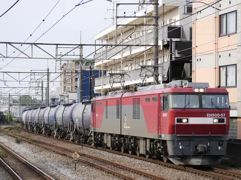 カーブを行く赤い貨物列車