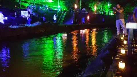 川辺の光が紡ぐ夜の雰囲気