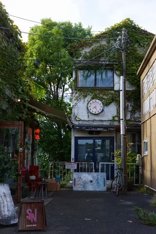 ツタと時計が彩る路地裏