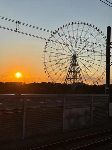 たそがれの観覧車と線路