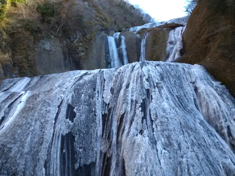 冬に凍てつく、神秘の滝