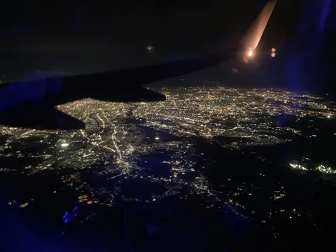 夜景に浮かぶ飛行機の翼