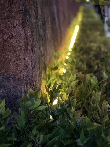 灯の隙間に刻む夜の縁