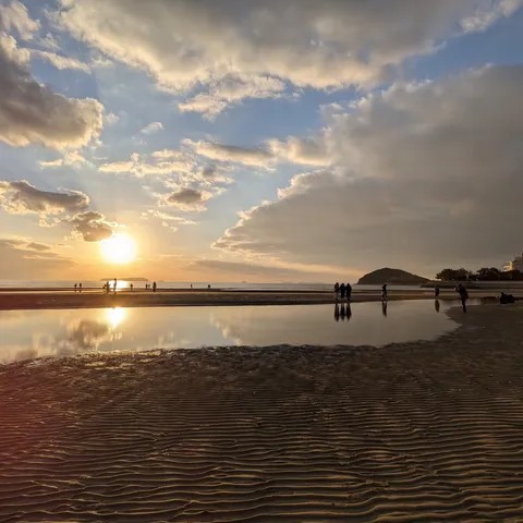夕暮れの静かな海辺の風景