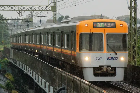 雨粒と都会の疾走感