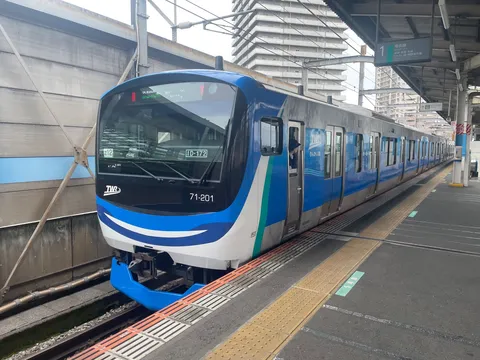 ホームに佇む青い電車