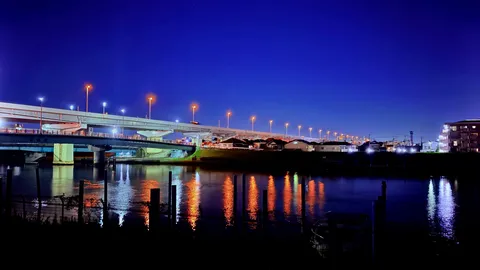 夜景と水面の灯りの詩