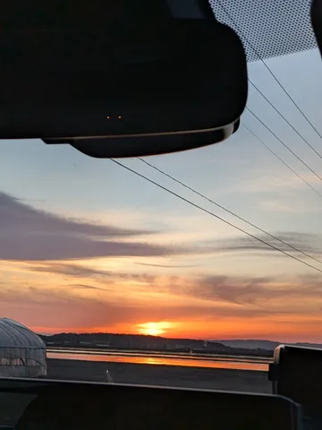夕焼けと架線、静かな滑走路