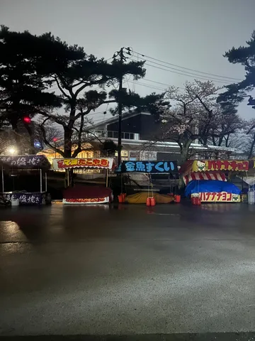 雨上がりの屋台、夜の帳
