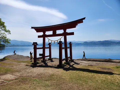 水辺に佇む朱色の鳥居