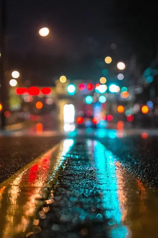 雨上がりの街灯、幻想的な光の道