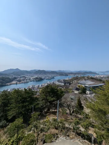 潮風と山影の眺め