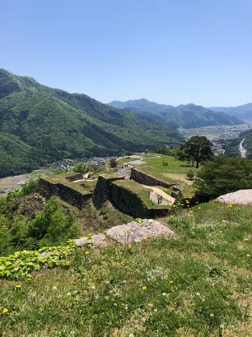 緑深き山城の石垣と空