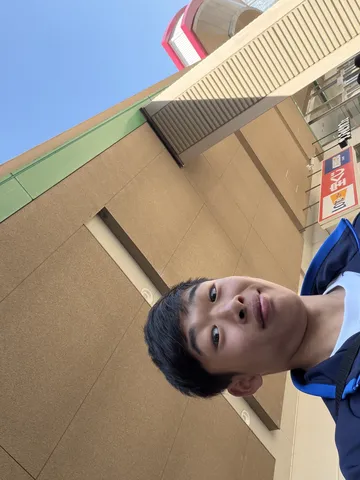 見上げショットのユニークな表情