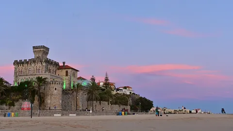 夕暮れ時の古城と海辺