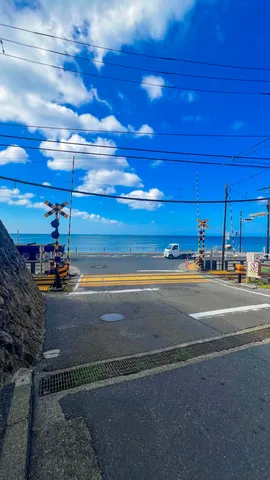 海と線路の青い風景