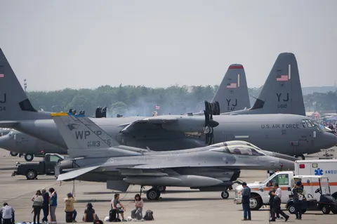 空と陸の競演、戦闘機と輸送機