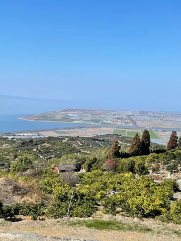 山頂から見下ろす、広がる大地と海